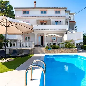  Apartment Lores